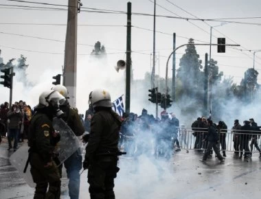 Αναρχικοί επιτέθηκαν σε αστυνομικούς στα Εξάρχεια και την ΑΣΟΕΕ